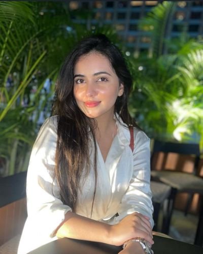 Saloni Escort